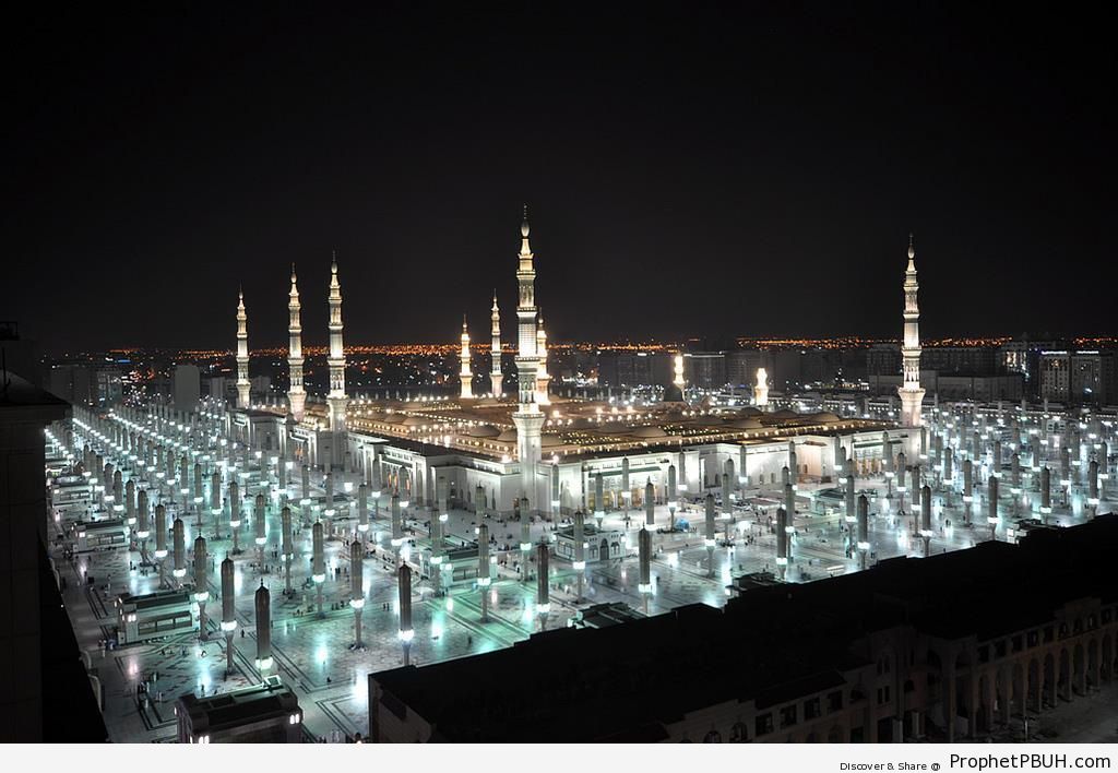 Masjid an-Nabawi at Night (After Isha) - Al-Masjid an-Nabawi (The Prophets Mosque) in Madinah, Saudi Arabia -Picture