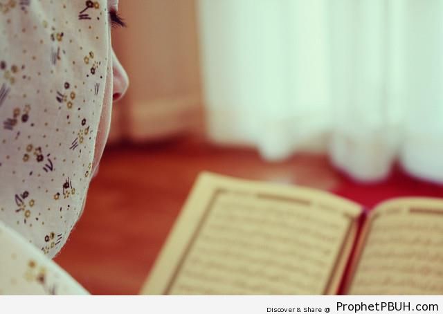 Muslim Girl Reads Surat al-Kahf - Muslimah Photos (Girls and Women & Hijab Photos)