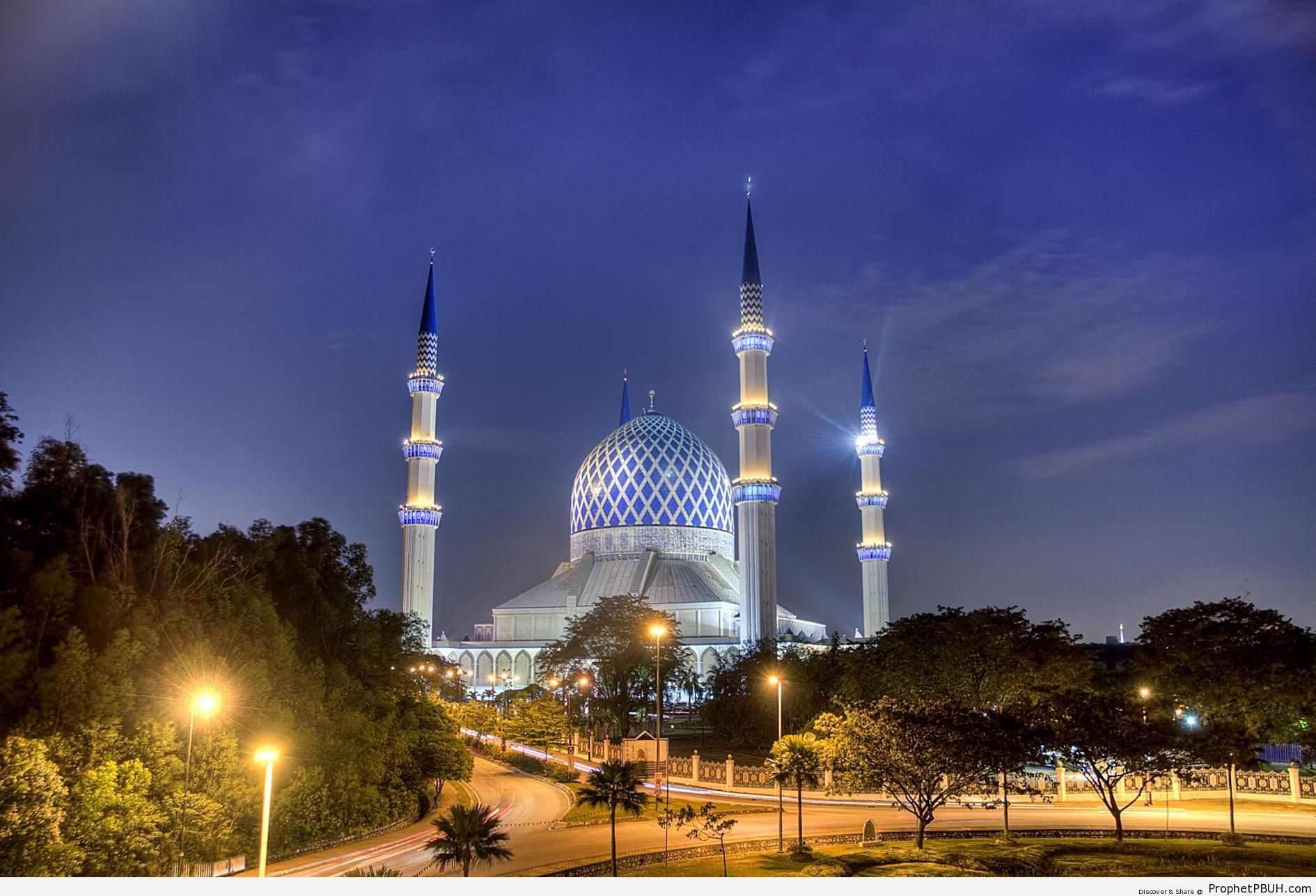 Sultan Salahuddin Abdul Aziz Mosque in the Evening at Shah Alam, Malaysia - Photos of Maghrib Time (Sundown or Evening Twilight) -Picture