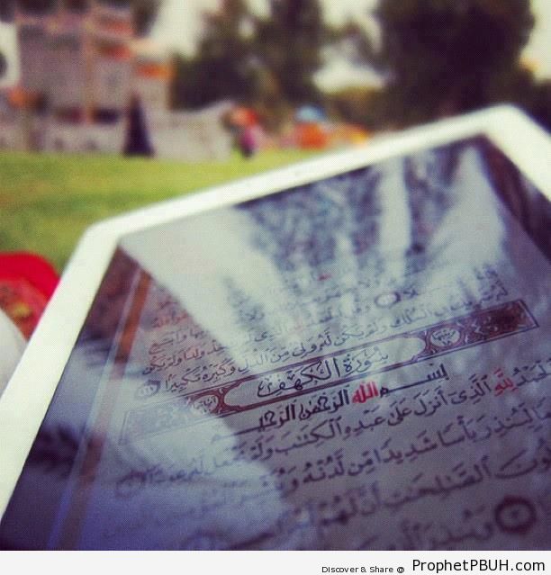 Surat al-Kahf on an iPad Outdoors - Photos of Digital Mushafs