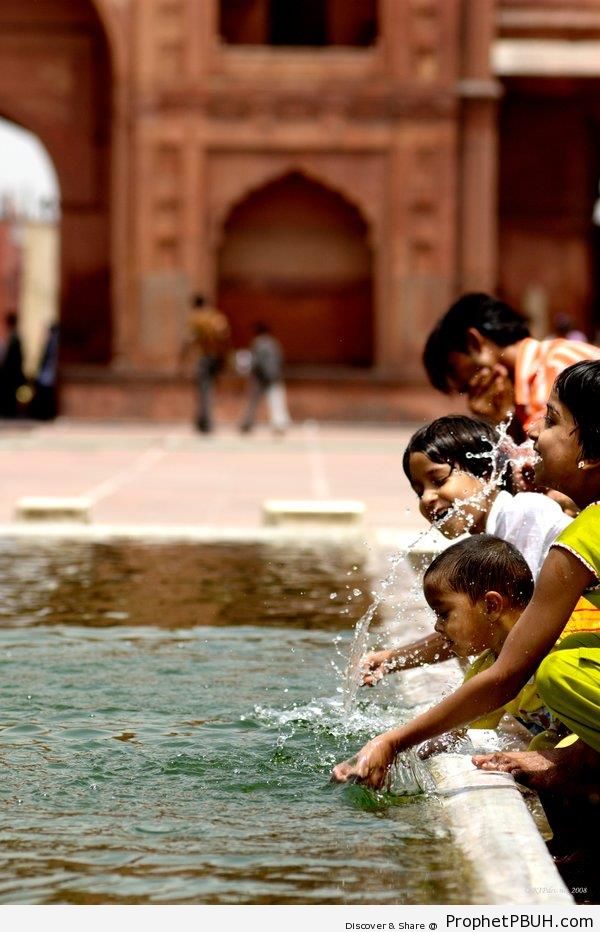 Children at Jama Masjid (Old Delhi, India) - Delhi, India