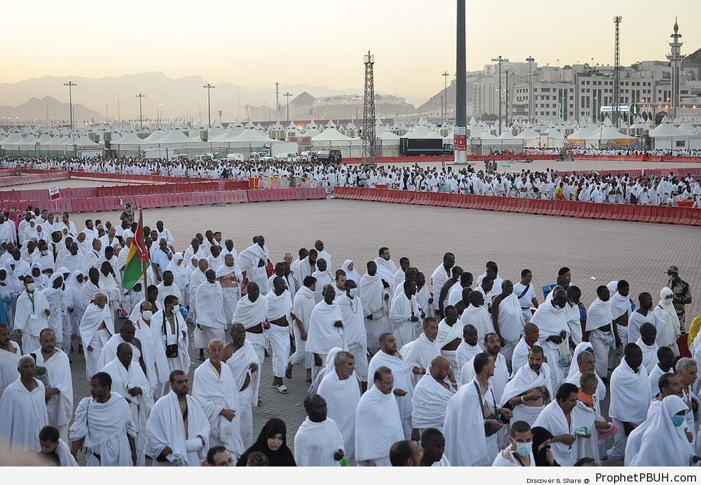 Pilgrims in Mina making their way to Jamarat (Stoning of the Devil) - Photos of Haj Proceedings -