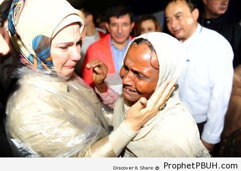 Wife of Turkish Prime Minister (Mrs. Emine Erdogan) Visiting Myanmar Muslims - Photos of Crying Muslimahs